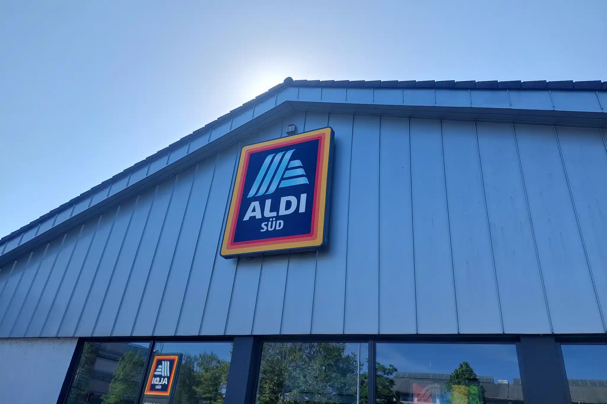 Haustierangebote bei Aldi Süd; Logo an einer Filiale